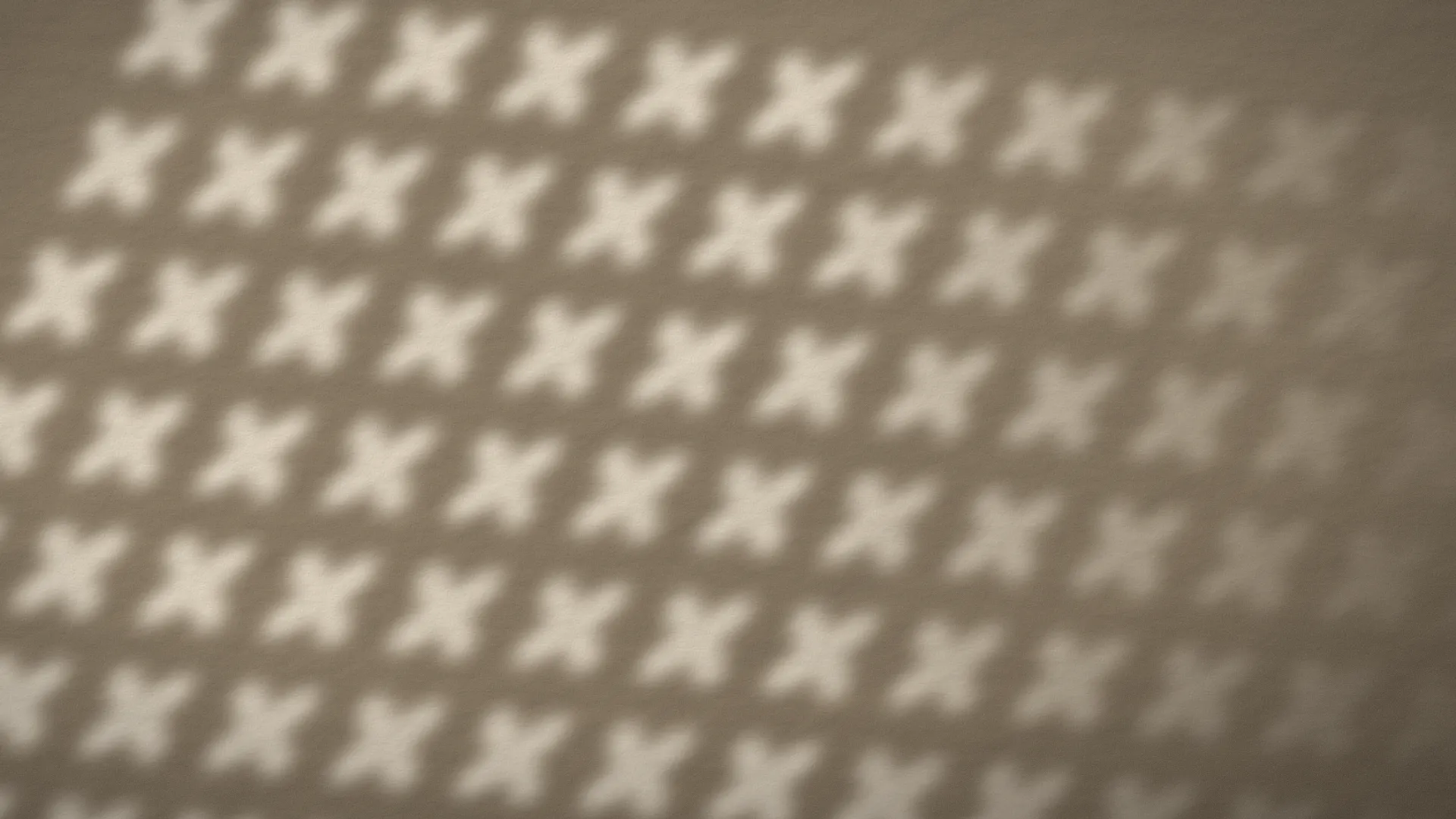 Sol atravessando uma parede de cobogó